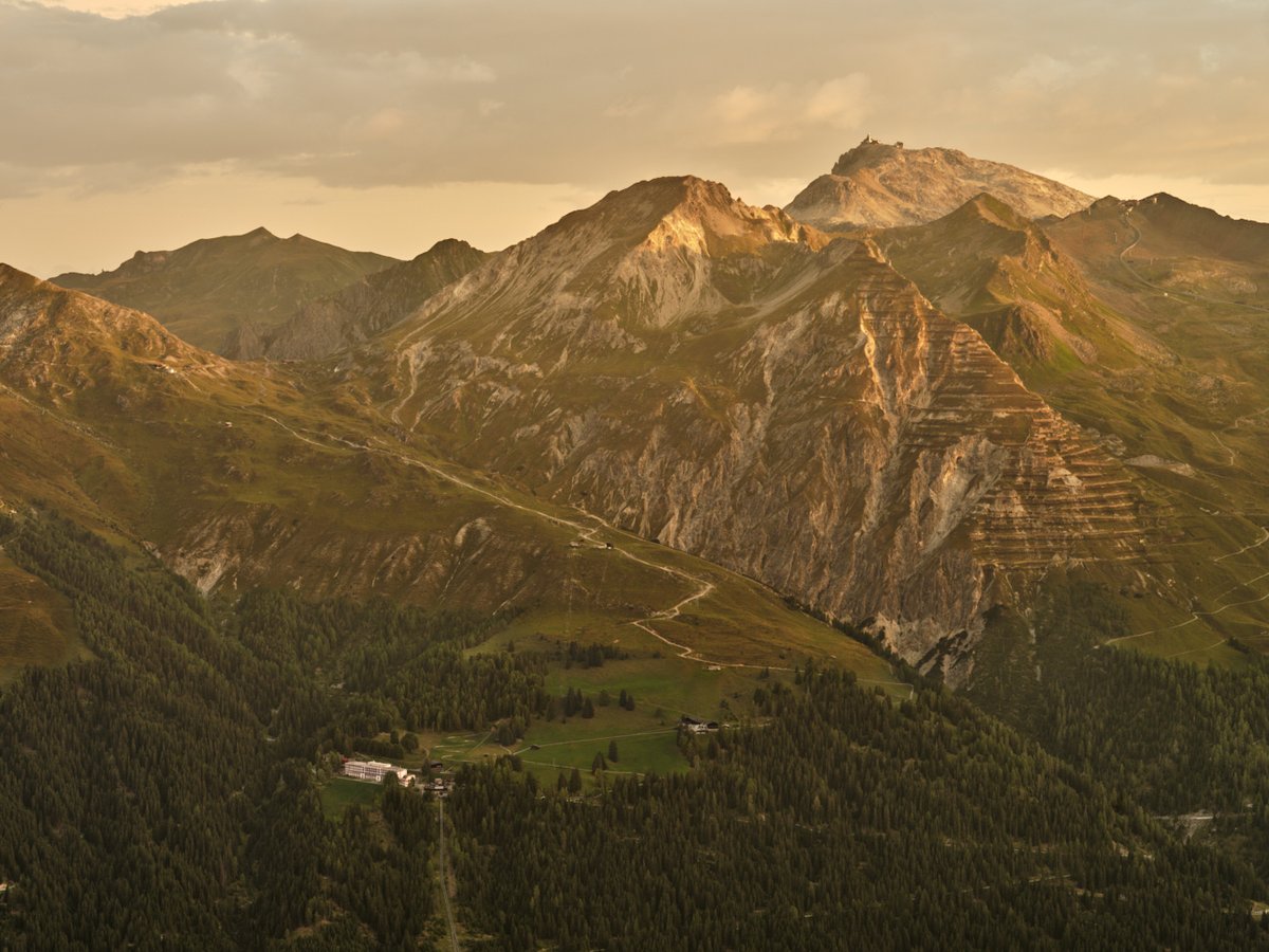 Espen Gleditsch, «The Magic Mountain», 2025 Fotografi av utsikt mot et fjell