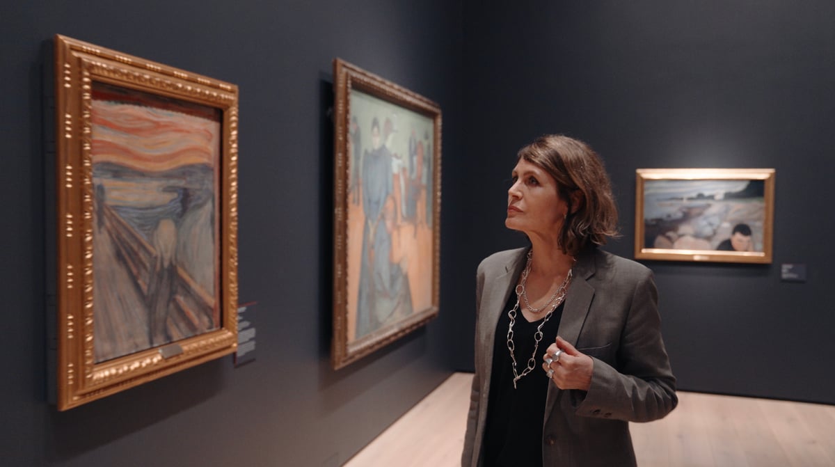 Kari Bremnes ser Munch-rommet i Nasjonalmuseet for første gang. Kvinne i rom med malerier på veggene