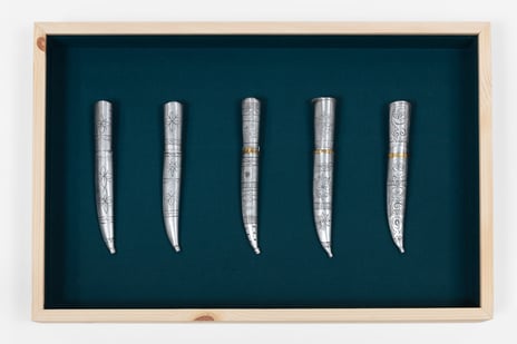 Elias Akselsen, kniver i «Kastrina (kista)», 2025.