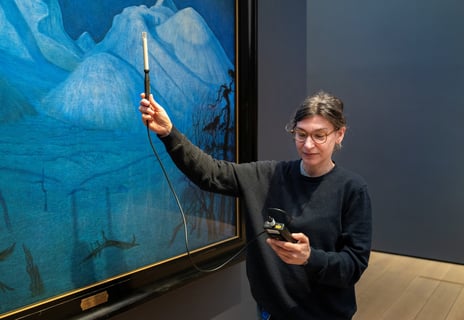 Måling av temperatur og relativ fuktighet foran Harald Sohlberg «Vinternatt i Rondane».