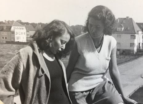 Otti Berger (t.v.) sammen med en medstudent på Bauhaus. Foto fra arkitekt Ola Mørk Sandviks fotoalbum med bilder fra Bauhaus.