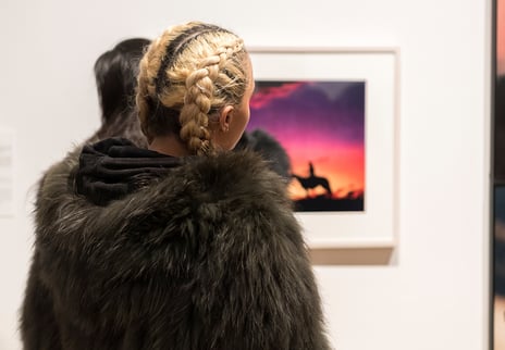 Få nye kunstopplevelser i Plot/Oslo! Jente med fletter ser på et kunstfoto