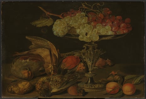 Clara Peeters, «Stilleben med småvilt og druer på et forgylt fat», ca. 1620.