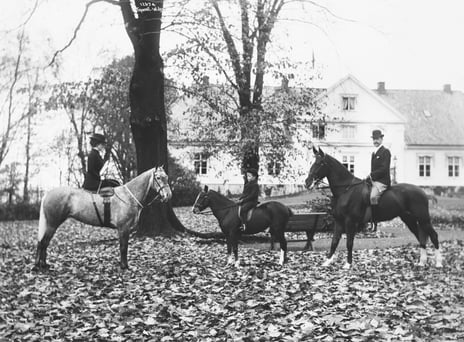 "Everyone on horseback", Kongsgården 22 October 1910 three horses with riders in front of a white building