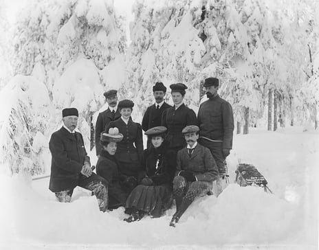 The King and Queen with company on January 14, 1906. People sitting in snow