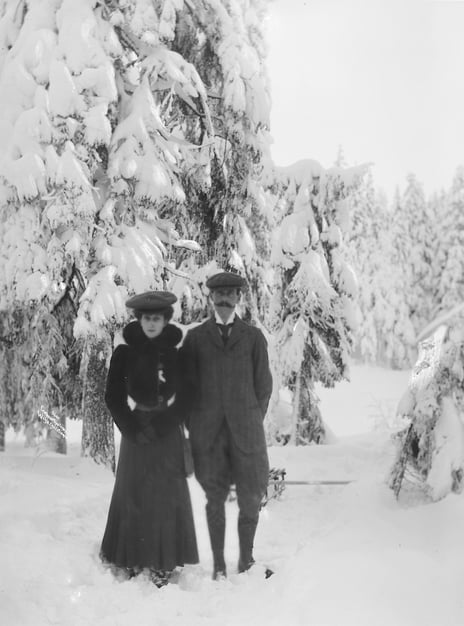 The king and queen skiing on 9 March 1906. man and woman skiing