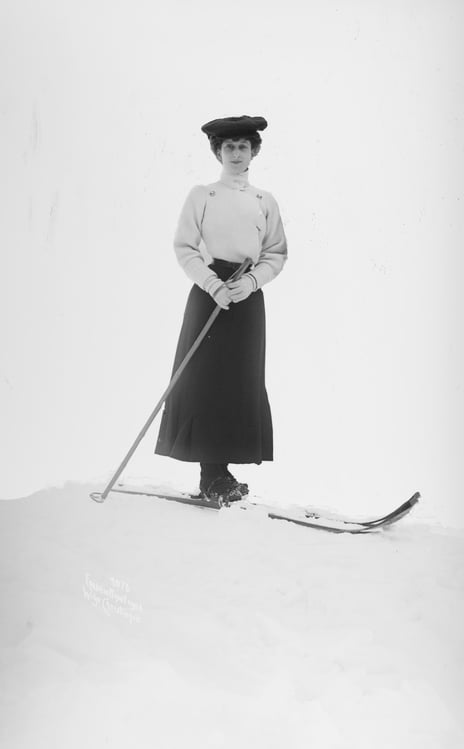 The queen skiing on 19 March 1906. woman skiing