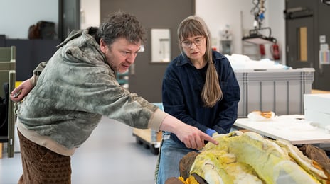 Kurator Geir Haraldseth og konservator Anja Sandtrø ser på eit verk av Cato Løland.