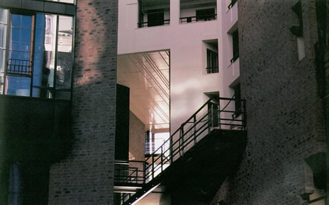 Arkitektkontoret Kari Nissen Brodtkorb AS, Leilegheiter og næringslokale, Stranden, Oslo, oppført i 1990.