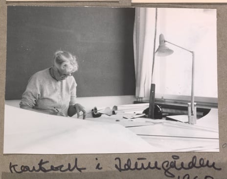 Maja Melandsø ved tegnebordet, 1960.