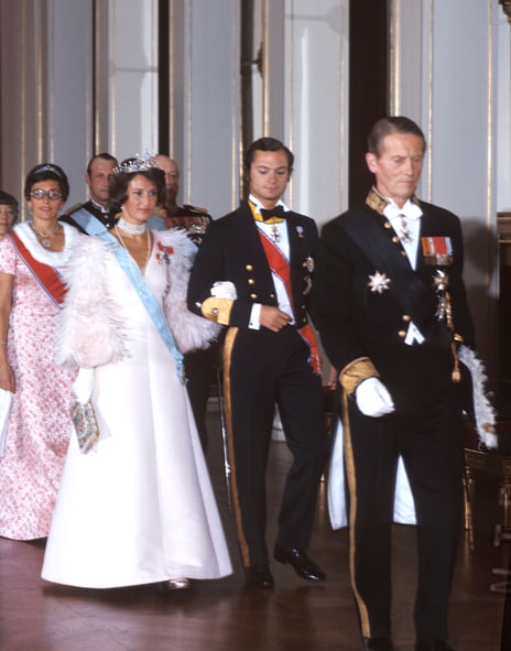 Inntog til gallamiddag på Slottet under Kong Carl Gustaf av Sverige på offisielt besøk i 1974.