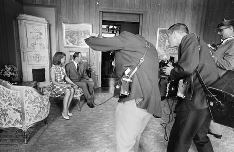 Kronprinsparet blir fotografert på Skaugum i 1969.