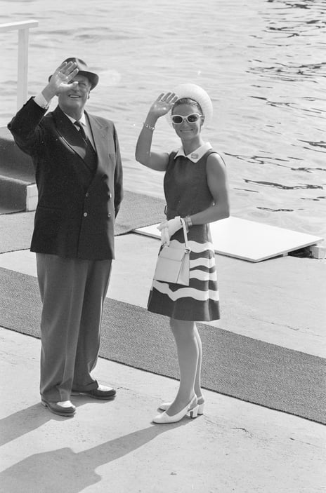 Kong Olav og Kronprinsesse Sonja i seinsommarsola i 1969.