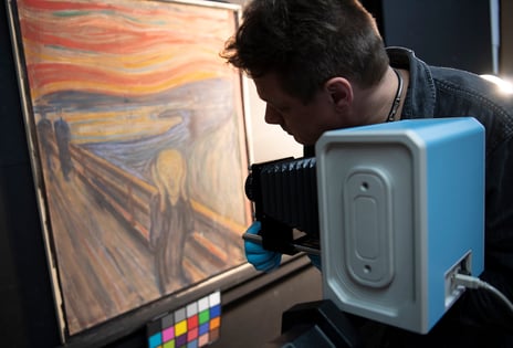 Med infrarød fotografering kan skjulte detaljer i gamle malerier komme frem i dagen.