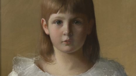 Portrett av liten pike med lyst hår i hvit kjole.