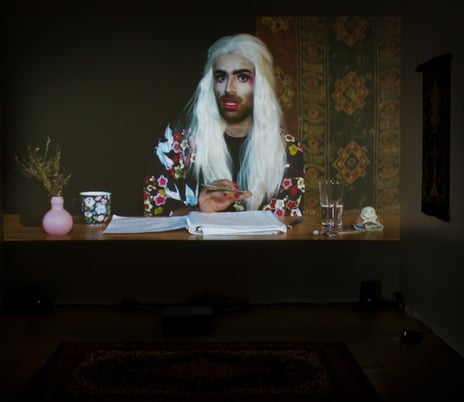 Hamid Waheed, stillbilde fra «Papegøye», 2019.