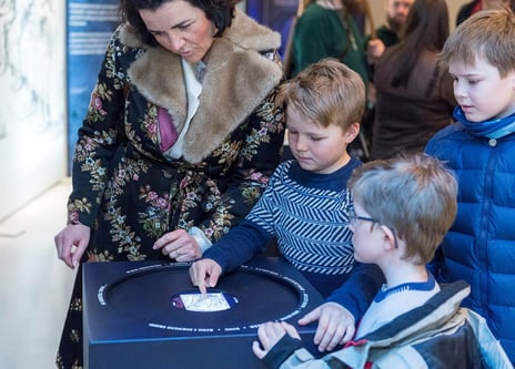 Flere typer interaktive stasjoner appellerer til flere generasjoner. Foto: Nasjonalmuseet / Annar Bjørgli