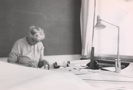 Maja Melandsø ved tegnebordet, 1960. Tilhører Maja Melandsøs arkiv.