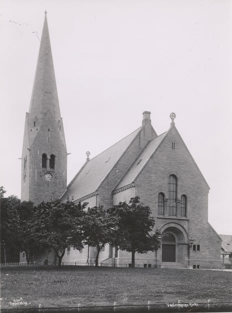 Holger Sinding-Larsen, Vålerenga kirke. Svart-hvitt bilde av kirke.