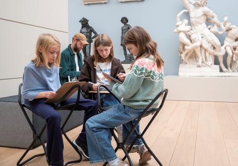 Bildet viser 3 barn som tegner i Nasjonalmuseets gipssamling.