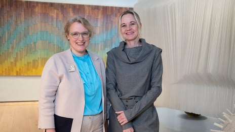 Daglig leder i Norske Kunsthåndverkere Lise Stang Lund, og Nasjonalmuseets direktør Karin Hindsbo.