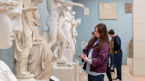 Kunstner Ylva Greni tegner i gipssalen i Nasjonalmuseet