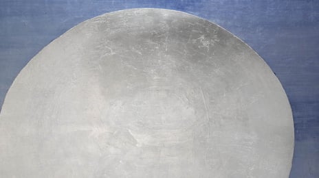 Anna-Eva Bergman, «N°11-1968 Grand rond», 1968 Stor måne i sølv på himmelblå bakgrunn
