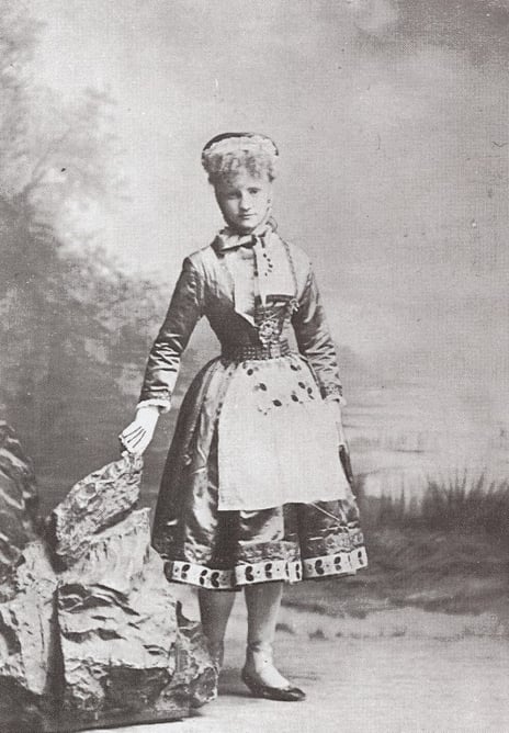 «Brudeferd i Hardanger». Charlotte Hansen i rollen som bruden (1903).
