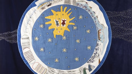 Britta Marakatt-Labba, «Lodderáidaras / Melkeveien / The Milky Way» (utsnitt), 2022. En blå sirkel, omgitt av en hvit sirkel, på en bakgrunn med en brodert illustrasjon av Melkeveien