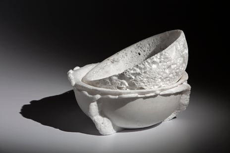 Karin Forslund, «Glassbowls», 2017. To hvite boller ligger oppi hverandre.