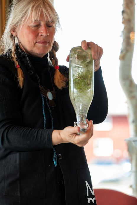 Eva Bakkeslett lager soda med furukvist.