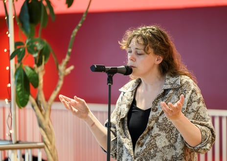 Mari Kvien Brunvoll framfører «Plommehagepartitur.»