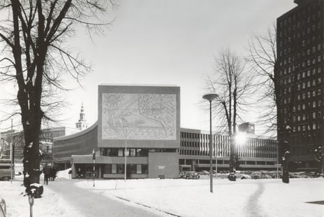  Y-formet blokk med stort verk av Picasso i fasadefronten 