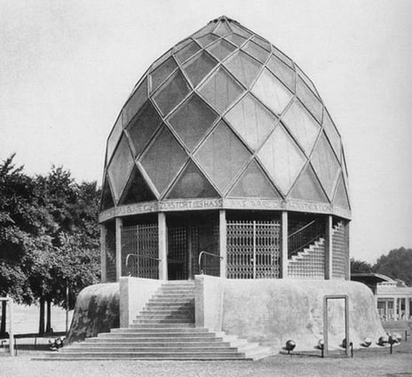 Glasspaviljong bygget av Bruno Taut i 1914 for Deutcher Werkbunds utstilling.
