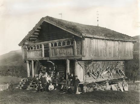 Schirmers elever på studietur til storgården Bjølstad i Sel 1897.