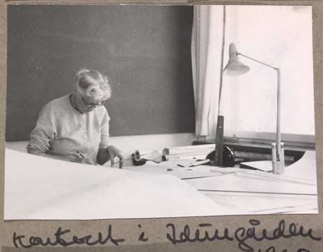 Uidentifisert fotograf, Maja Melandsø ved tegnebordet, Trondheim. Fra eget fotoalbum, ca. 1960.