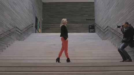Presset er stort, og det overordnede ansvaret for vellykka innflytting ligger hos direktør Karin Hindsbo. Kvinne i skifertrapp som tas bilde av