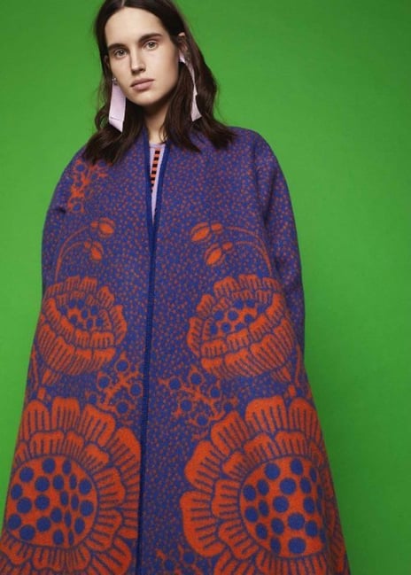 Kunstner: Matilda Norberg, Produsent: Oleana, «Soft May Coat», 2019 Kvinne i lang ullkåpe