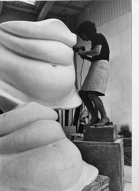 Robert Gain, portrett av Alina Szapocznikow i studio med «Grands Ventres» (utsnitt), 1968 Alina Szapocznikow i studio med skulptur