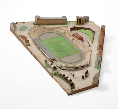 Arkitekturmodell av fotballstadion fra 1930-tallet