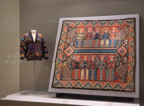 Kaffe Fassetts jomfrujakke og eit jomfruteppe i rom 29 i Nasjonalmuseet.