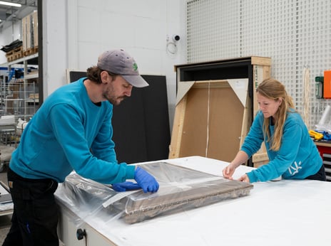 Pakking av Ludvig Karsten-utlån. To personer pakker et kunstverk i beskyttende materiale.