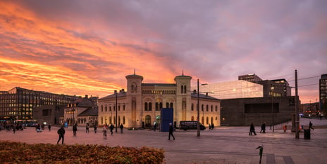 Museumsbygninger i solnedgang.