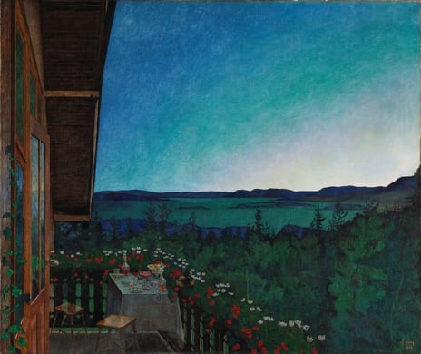 Balkong med blomster og utsikt