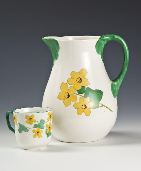 Hvit mugge med gult blomsterdesign