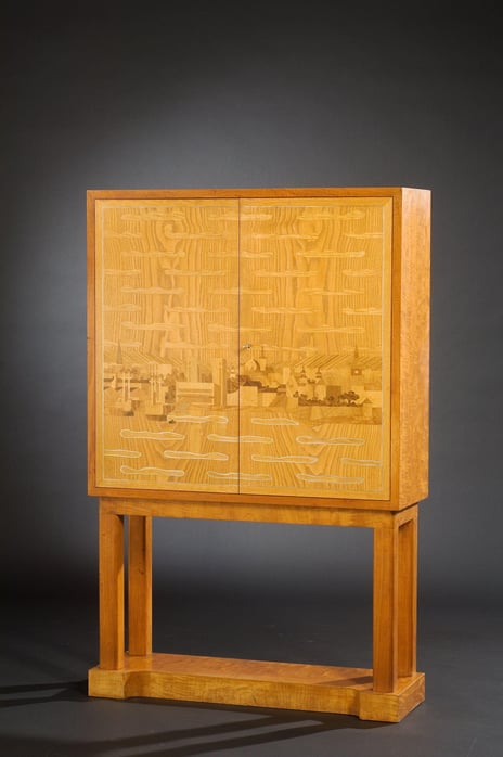 Karen Berner Brochmann, Odd Brochmann, Johan Fredrik Monrad (produsent), «Osloskapet», ca. 1938. Stort skap i eik med skildring av by-bygninger dekorert på forsiden