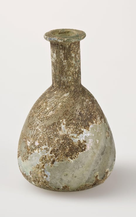 Uidentifisert kunstner, flaske, mellom 1. og 2. århundre e.Kr. Gammel glassflaske preget av tid og med et rufsete ytre lag