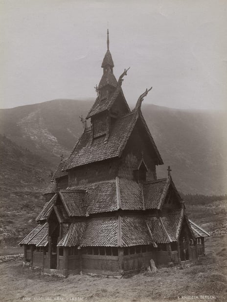 Svart-hvitt bilde av høy stavkirke 