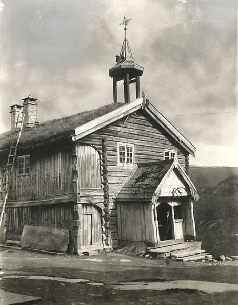 Uidentifisert fotograf, «Søndre loft på Haakenstad», 1898. Schirmersamlingen, Riksantikvaren Krokete trebygg med grasstak
