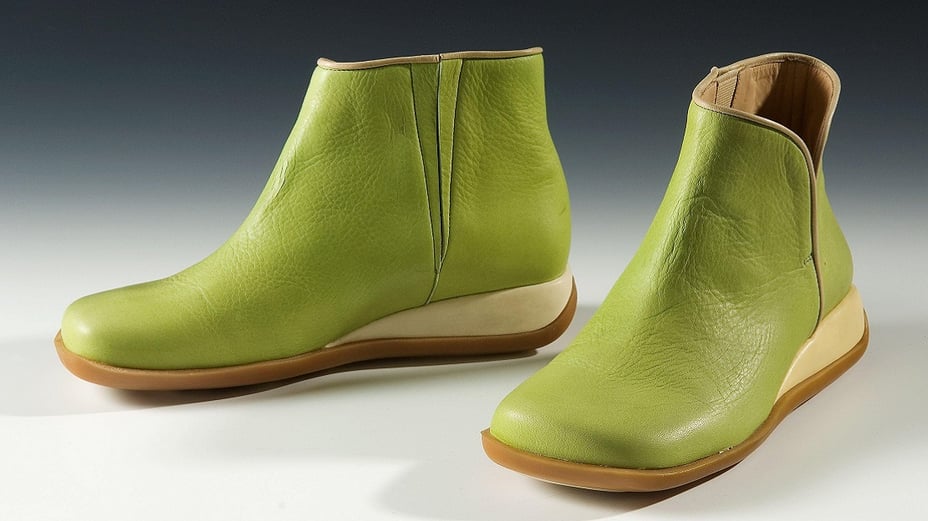 To grønne skinnstøvler mot grå bakgrunn